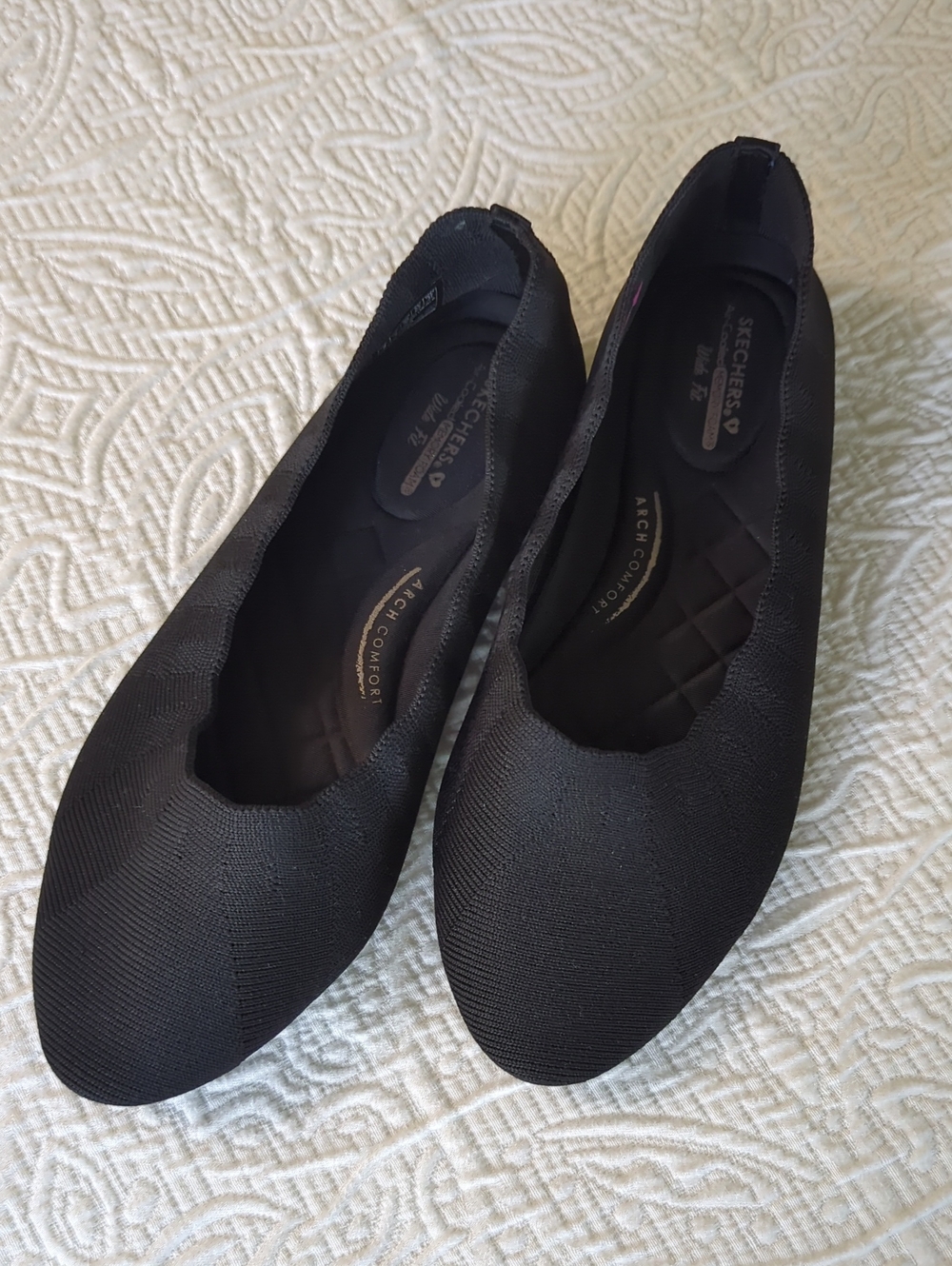 8 WIDE Skechers Arch Fit Black Slip-On Flats